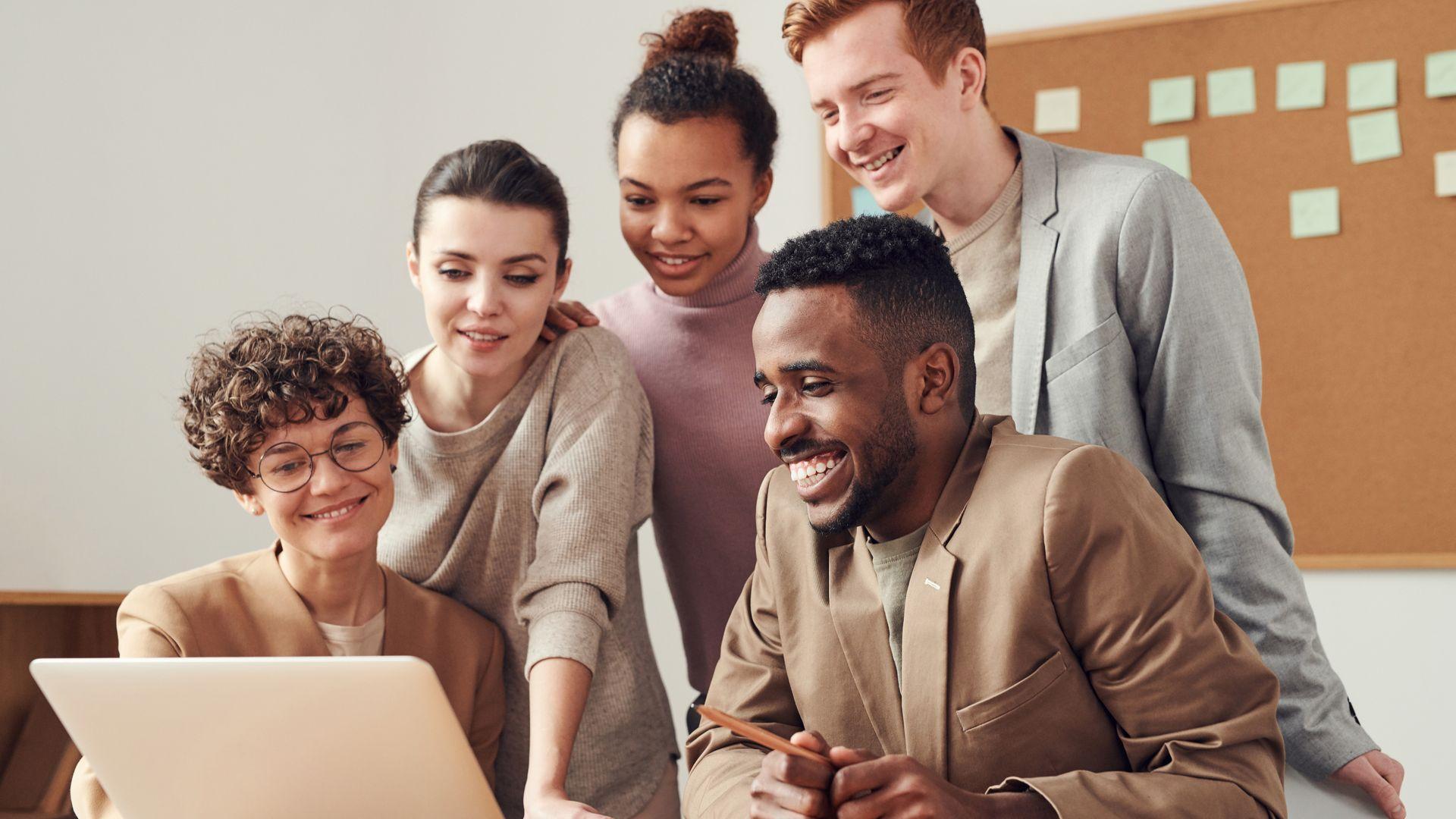 Reconversion IA à mi-carrière : ce que les profils non-tech peuvent vraiment viser