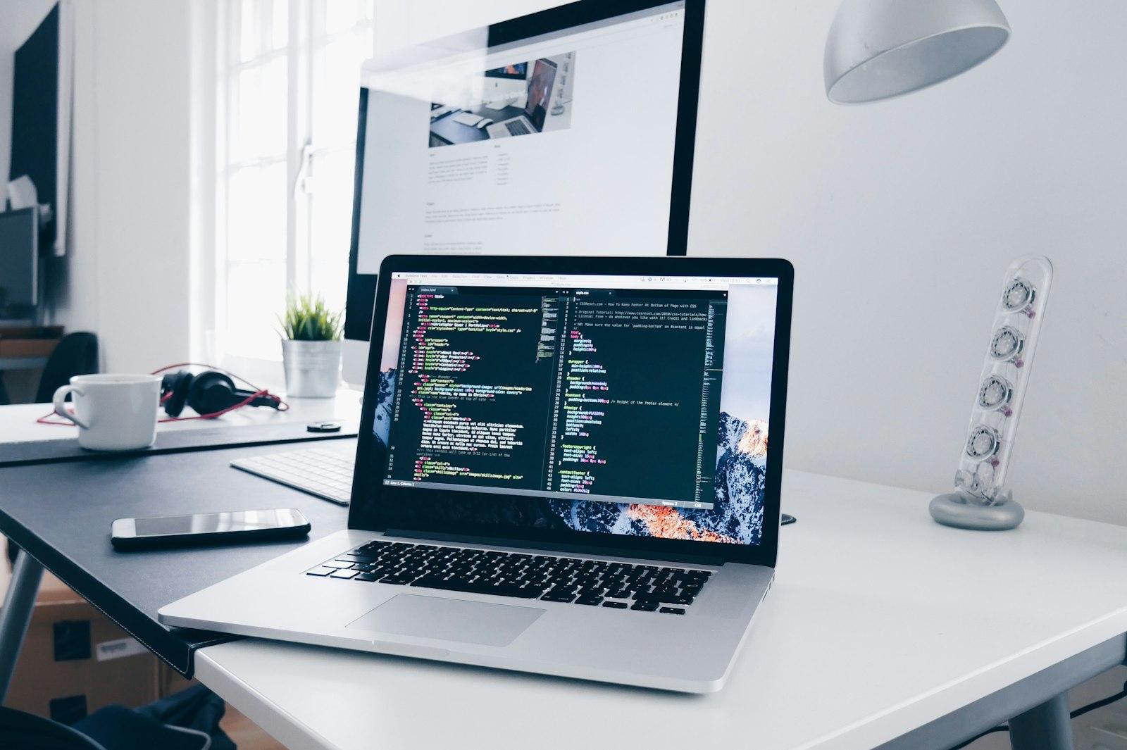 Développeur au travail, illustration des métiers tech accessibles après ALTÉRA